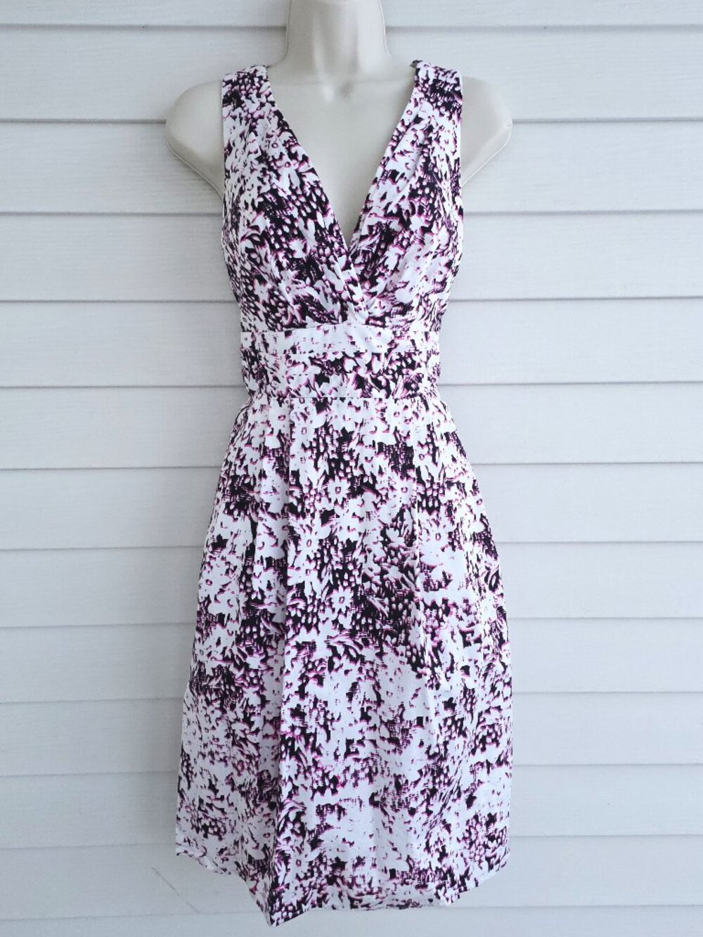 Nanatte Lepore sleeveless low cut V neck floral dress